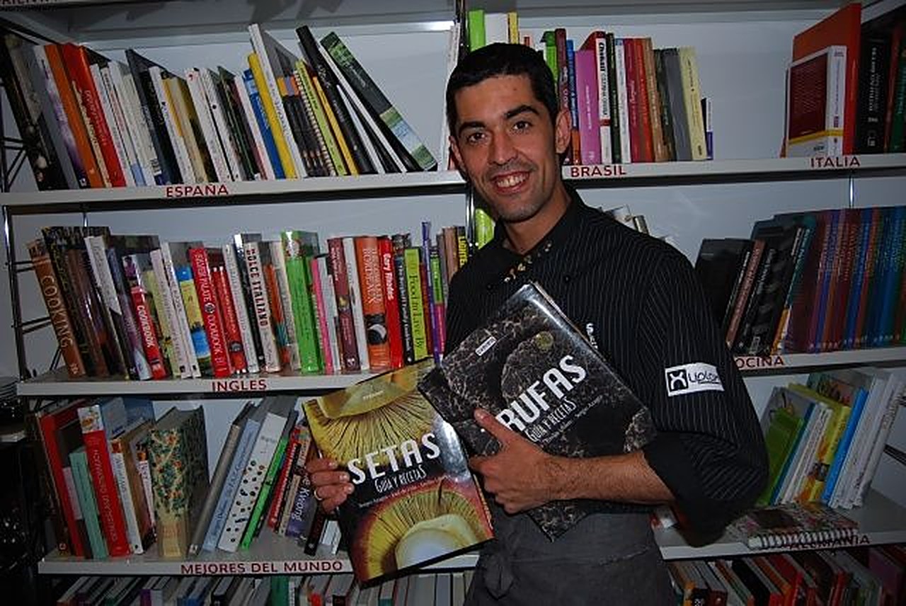 Sergio Azagra con sus dos libros premiados