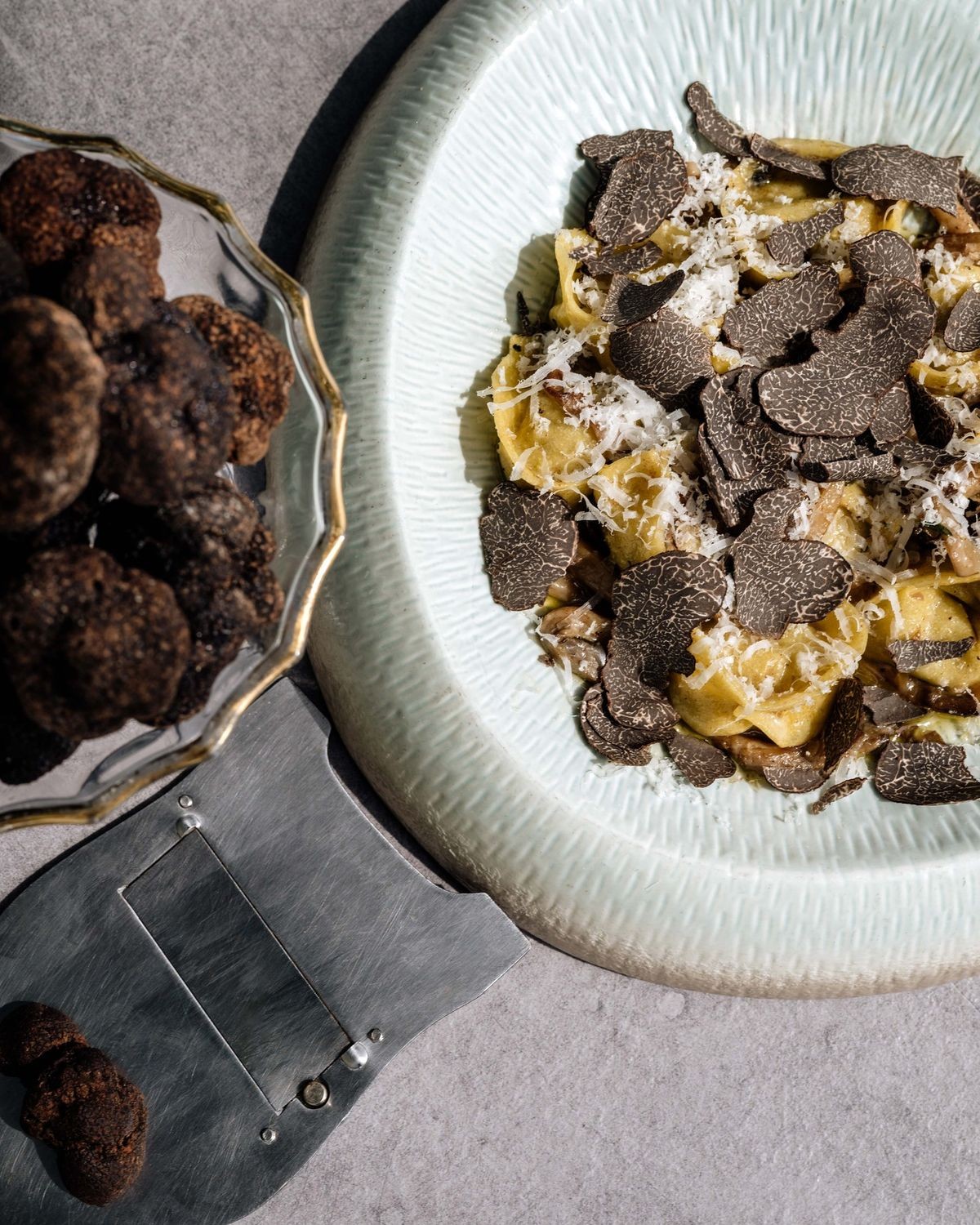 Tortellini con trufa negra laminada junto a la mandolina